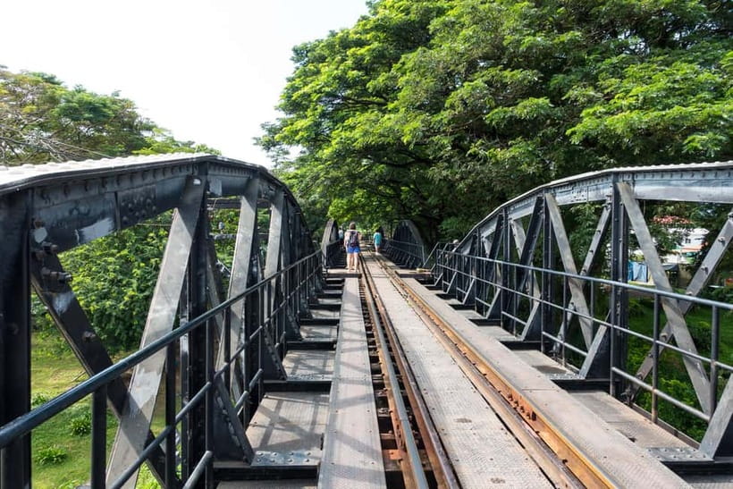 BKK: Damnoen Floating Market, Maeklong Rail & River Bridge - Kanchanaburi War Cemetery: the quiet start that sets the tone