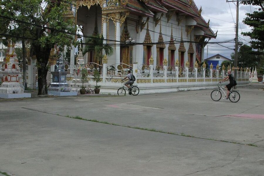 Colors Of Bangkok: 4-Hour Small Group Bike Tour - Floating Market Time: Bang Nam Phueng on a Bike Schedule