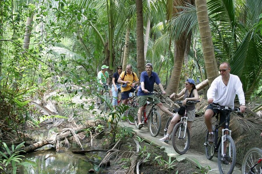 Colors Of Bangkok: 4-Hour Small Group Bike Tour - Ganesh and the Temple Mix: Buddhist and Hindu Traditions Side by Side