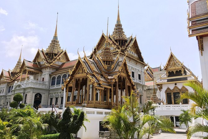 Cultural Treasures of Bangkok: Temples & Royal Palace Tour - Wat Traimit: the solid gold Buddha and the Chinatown approach