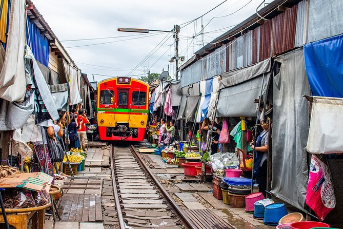 Damnoen Saduak Floating Market and Maeklong Railway Market Tour - Timing is the secret ingredient: why a good guide changes everything