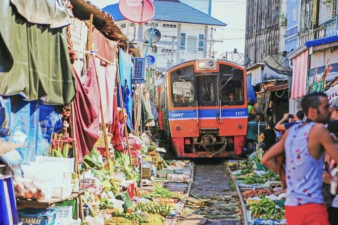 Damnoen Saduak Floating Market & Railway Market Tour from Bangkok - Why This Pairing of Markets Works