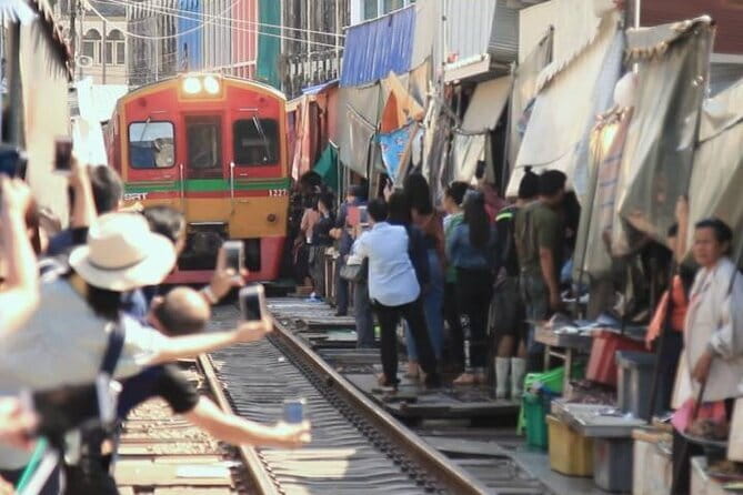 Damnoen Saduak Floating Market & Railway Market Tour from Bangkok - Mae Klong Railway Market, Where Vendors Fold Their Umbrellas
