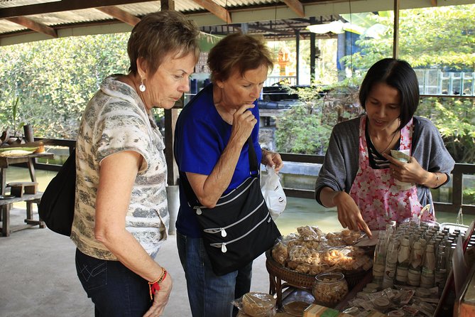 Damnoen Saduak Floating Market Small Group Tour - Boat logistics and timing: how the time crunch feels on the water