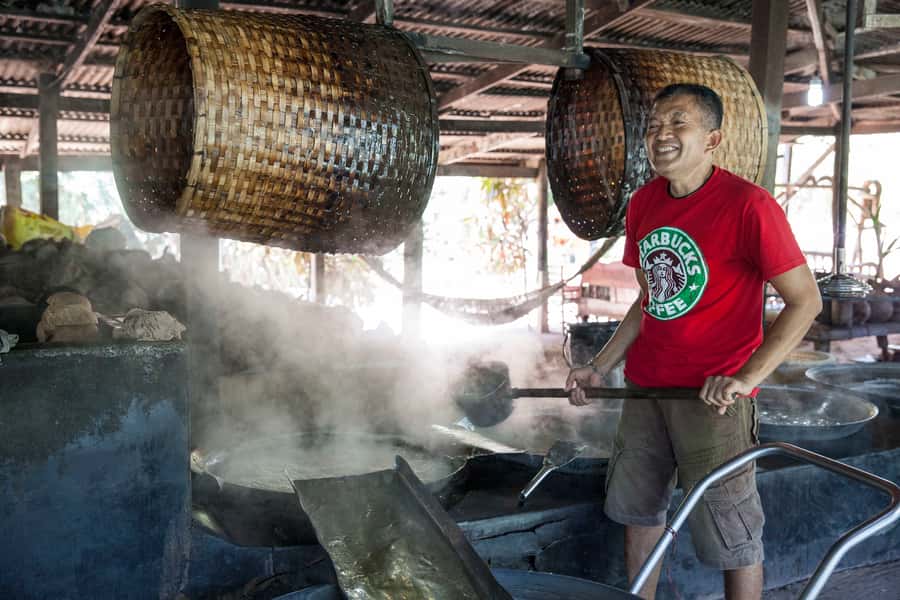 Damnoen Saduak, Reclining Buddha, and Wat Arun Private Tour - Coconut Sugar Stop: A Quick Detour That Adds Context