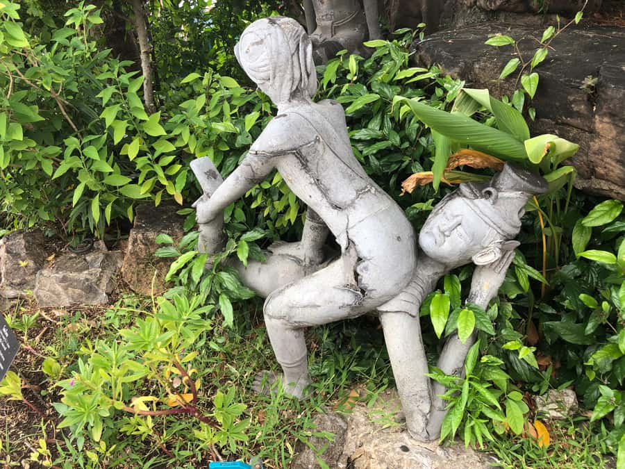 Damnoen Saduak, Reclining Buddha, and Wat Arun Private Tour - Maeklong Railway Market: The Trackside Moment That Feels Unreal