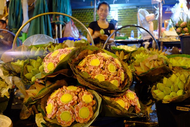 Discover Bangkok at Night 5-Hour Bike Tour with dinner - Stop 2: Chinatown, street-side dinner, and neon street energy