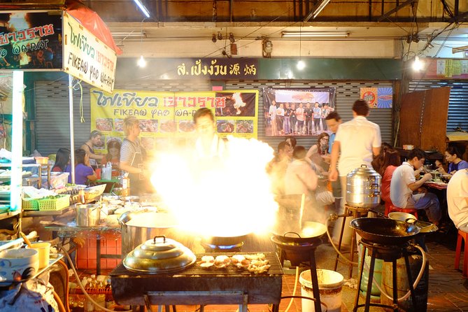Discover Bangkok at Night 5-Hour Bike Tour with dinner - Stop 3: Pak Khlong Flower Talat Original, a wall of scent