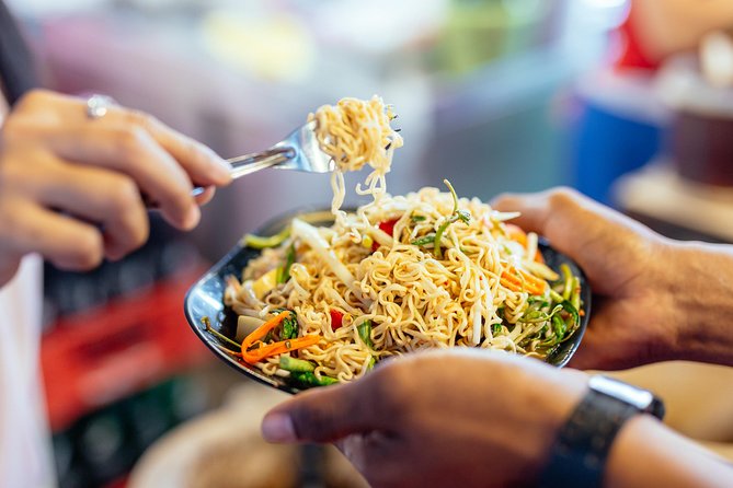 Drinks & Bites in Bangkok Private Tour - Stop 3: ขนมจีนเจ๊เฉย, fermented rice noodles with curries