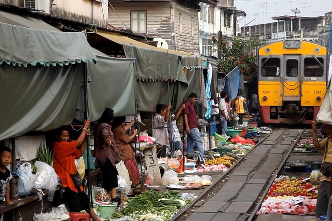 Famous Markets Tour: Maeklong Railway & Damnoen Saduak Floating - A half-day that feels like two Thailand moods