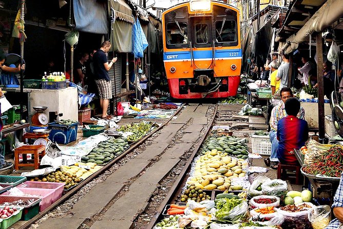 Famous Markets Tour: Maeklong Railway & Damnoen Saduak Floating - Mae Klong Railway Market: Talat Rom Hup and the awning pull-back moment