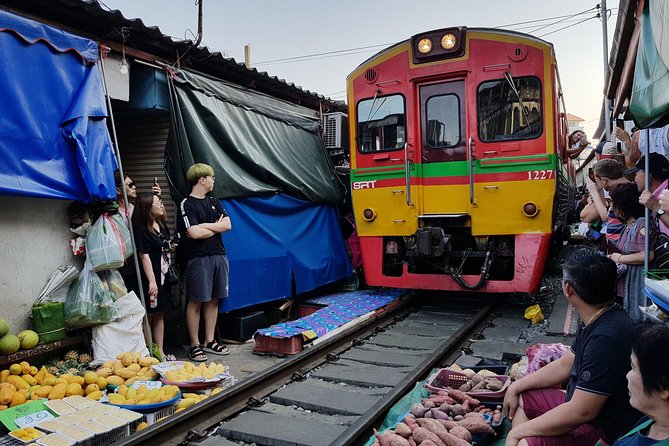Floating Market Damnoen Saduak and Meklong Railway Market: Half Day Tour - Stop 2: Damnoen Saduak Floating Market by Canoe, Plus Time on the Banks