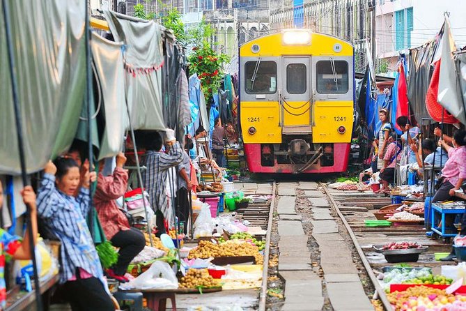 Floating Market & Railway Market Bangkok - Maeklong Railway Market, how the train moment really works