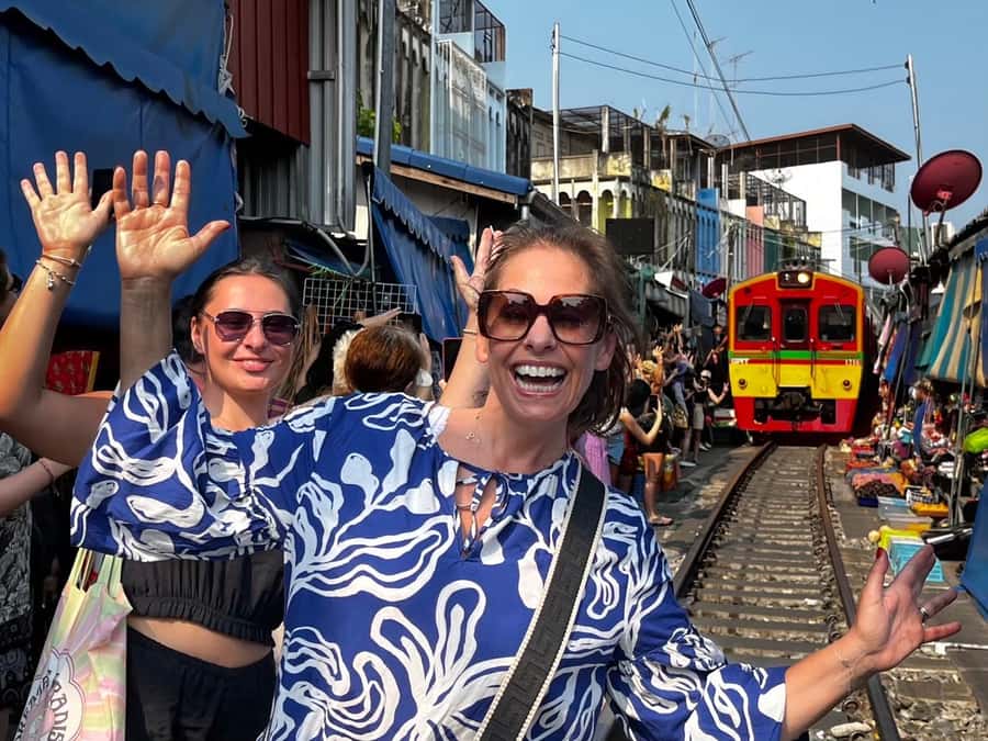 Floating & Railway markets (multi-language) - Authentic Thai food at a handpicked restaurant