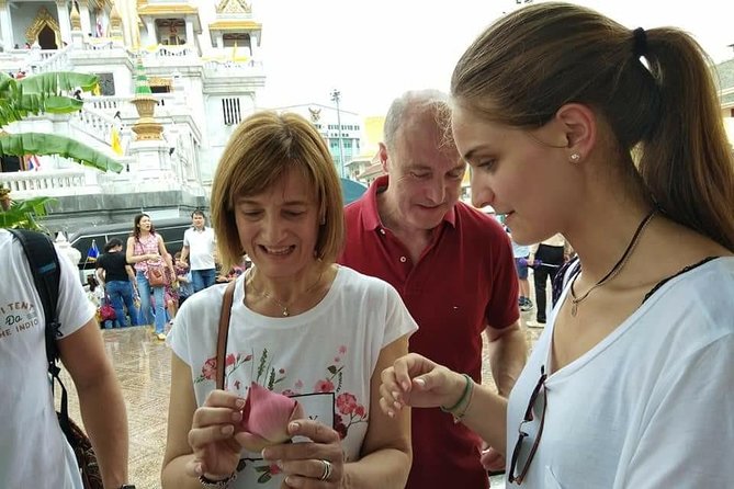 Flower Market & Floral Art: Multilingual Private Tour [EN/others] - Lotus folding workshop: learning Bua Luang and Bua Chut with a purpose