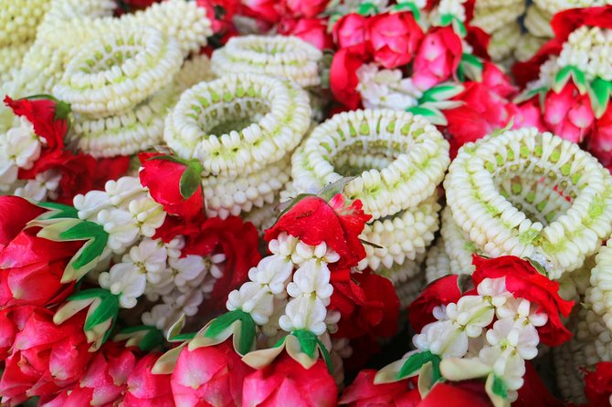 Flower Market & Floral Art: Multilingual Private Tour [EN/others] - Ferry ride to the temple, then fish feeding for merit-making