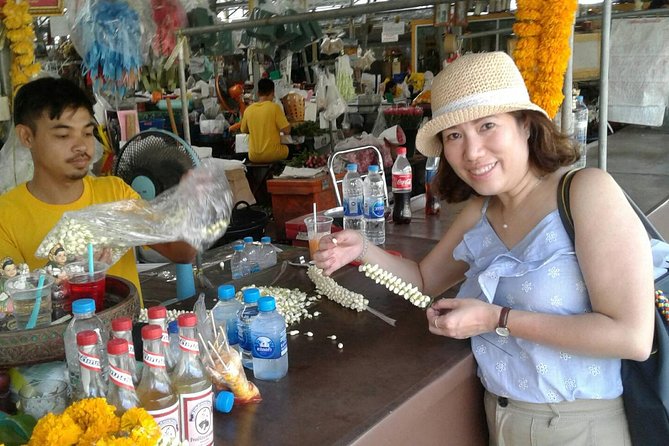 Flower Market & Floral Art: Multilingual Private Tour [EN/others] - Wat Kalayanamitr craft time: Thai garlands with temple artisans and a social enterprise angle
