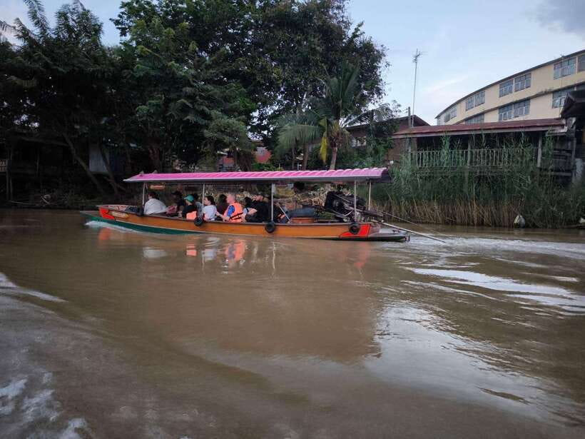From Bangkok: Ayutthaya Afternoon Tour with Boat & Tuk-Tuk - Wat Mahathat and the Buddha head in tree roots