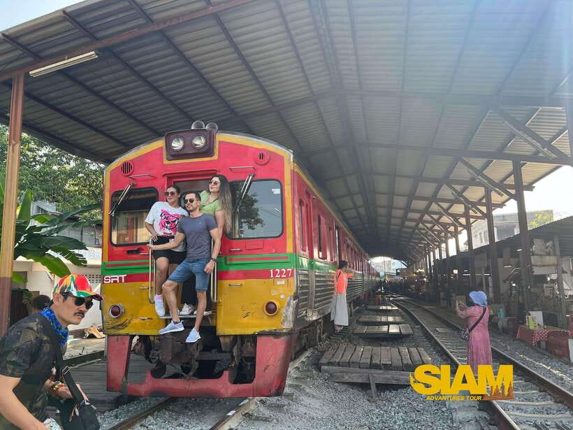 From Bangkok:Damnoen Floating Market and Railway Market Tour - Damnoen Saduak Floating Market: what you gain by going by boat