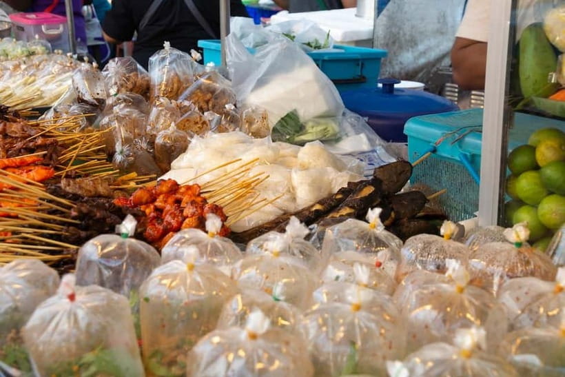 From Bangkok: Don Wai Market, Wat Samphran & Lotus Café Tour - Wat Don Wai: the calm neighbor to the market