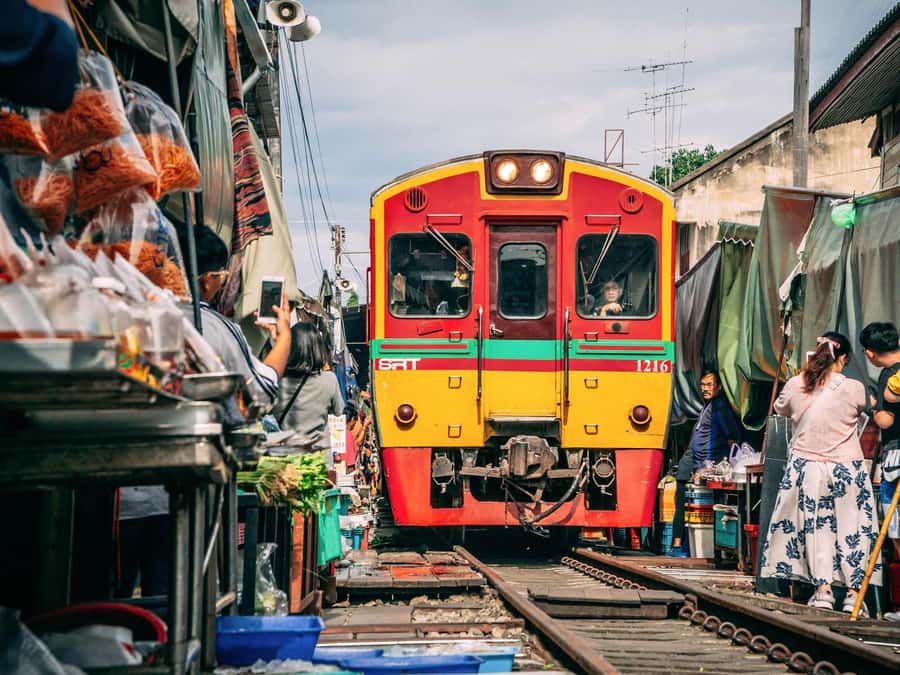 From Bangkok: Maeklong Railway and Floating Market Day Tour - Damnoen Saduak Floating Market, canalside shopping by water