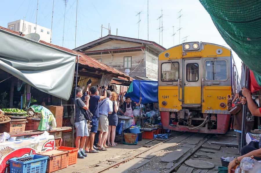 From Bangkok: Maeklong Railway and Floating Market Food Tour - Mae Klong Railway Market: The “stand back, then watch close” moment