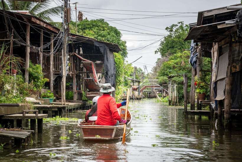 From Bangkok: Railway & Damnoen Saduak Floating Market Tour - Damnoen Saduak Floating Market, what makes the boat cruise worth it