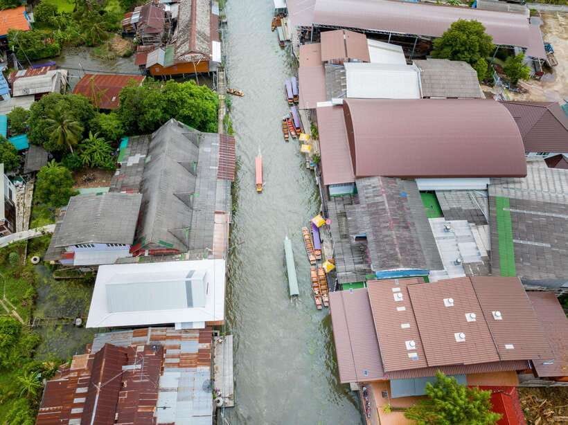 From Bangkok: Railway & Damnoen Saduak Floating Market Tour - Lao Tuk Luck floating market, a more old-style stop