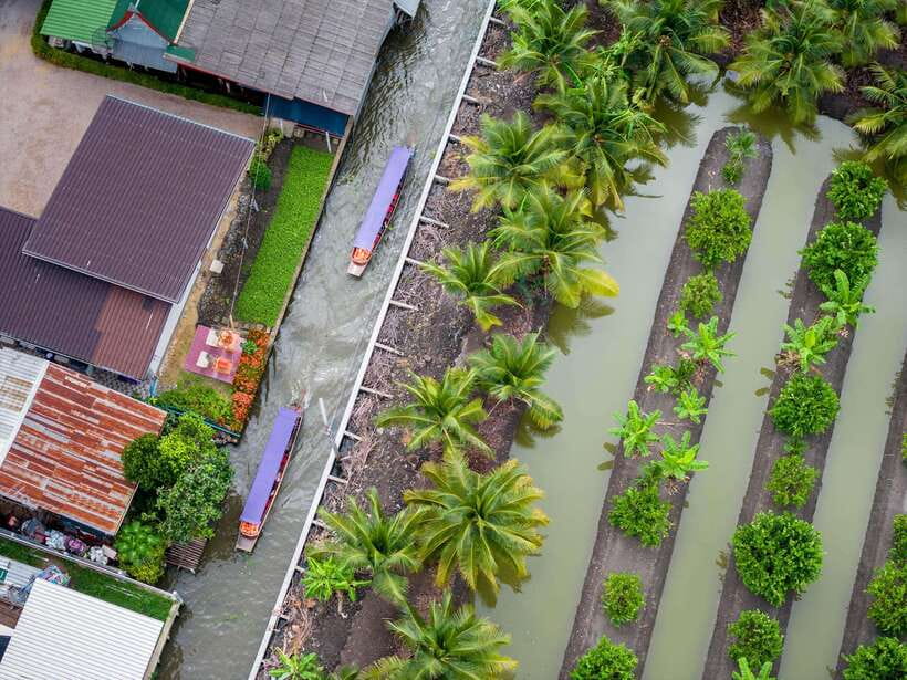 From Bangkok: Railway & Damnoen Saduak Floating Market Tour - Maeklong Railway Market, the umbrella pulldown moment