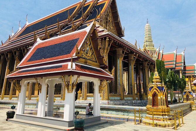 Full-Day Bangkok Classic Tours - Wat Arun: Temple of Dawn, steep stairs, and river photo angles