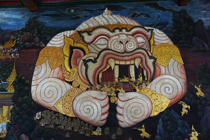 Grand Palace , Thai dance & Fun street walk in Bangkok - Entering the weekday Thai dance at Sala Chalermkrung Royal Theatre