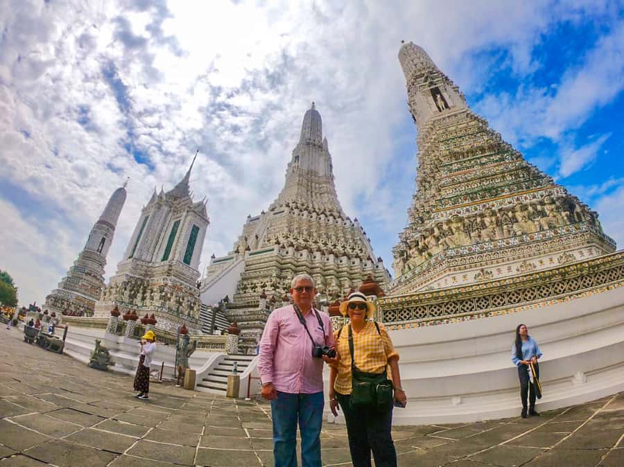 Grand Palace, Wat Pho, and Wat Arun: Guided Tour in Spanish - Grand Palace and Emerald Buddha: when ceremonies are still part of the day