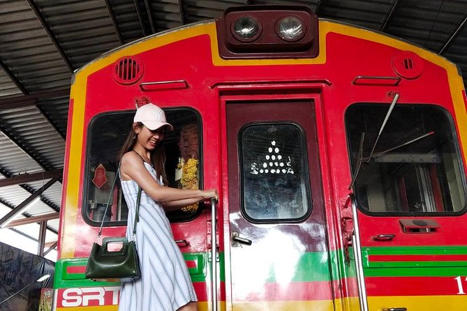 Half-Day Railway Market and Floating Market Tour in Thailand - Guides who make (or break) market tours