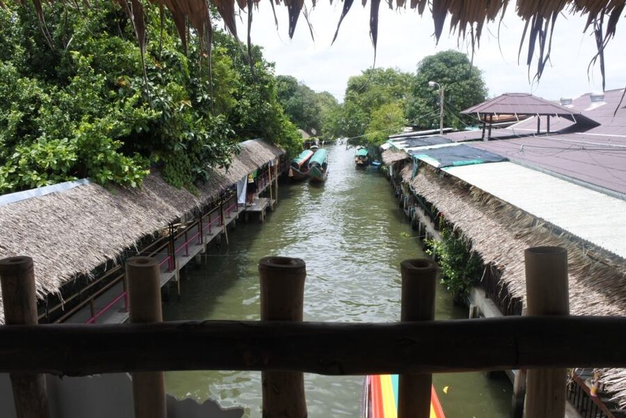 Local Weekend Markets: Khlong Lat Mayom & Chatuchak Tour - The private car and guide: why this itinerary feels easier than doing it alone