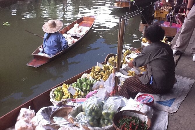 Maeklong & Damnoen Saduak Markets: Railway & Floating Market Tour - Crowd Reality Check and Comfort Tips for a Smooth Day