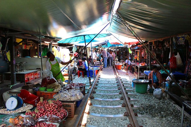 Maeklong & Damnoen Saduak Markets: Railway & Floating Market Tour - Guide Quality Makes a Big Difference Here