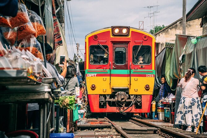 Maeklong Railway & Damnoen Saduak Floating Market Tour – Full Day - Mae Klong Railway Market and Hoop Rom: Watching the Railway Meet the Market