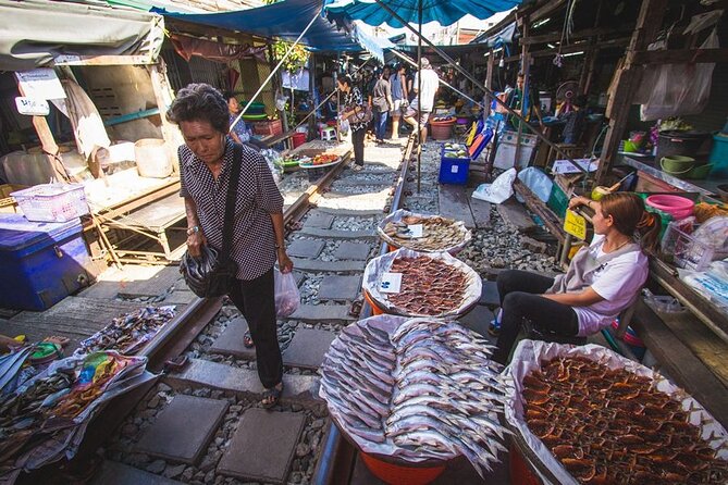 Maeklong Railway Market and Damnoen Saduak Floating Market Tour From Bangkok - Lunch expectations and your day-pack strategy