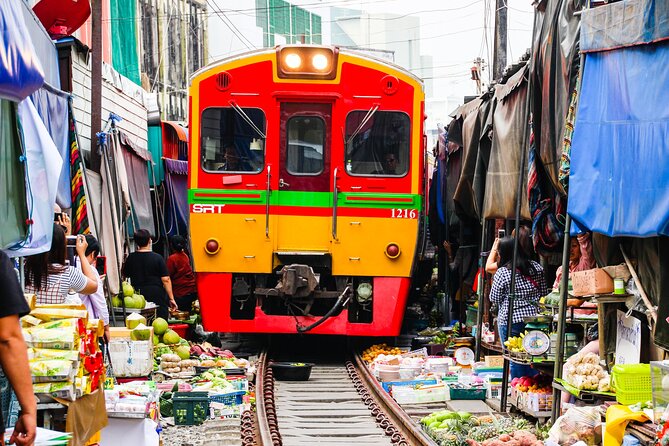 Maeklong Railway Market and Damnoen Saduak Floating Market Tour From Bangkok - Mae Klong Railway Market (Hoop Rom Market): the awning pullback is the whole show