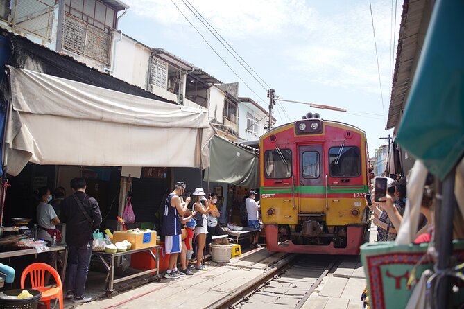 Maeklong Railway Market and Floating Market - Damnoen Saduak Floating Market: what to do in 1.5 hours