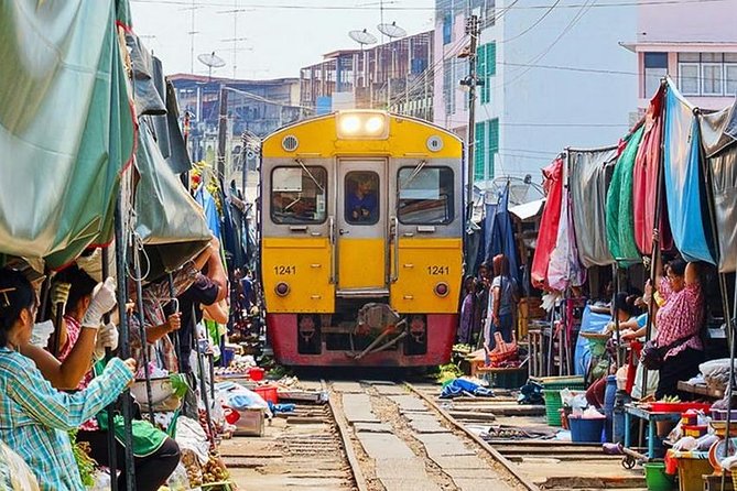 Maeklong Railway Market and Floating Market Tour from Bangkok - Guides, group size reality, and how to manage expectations