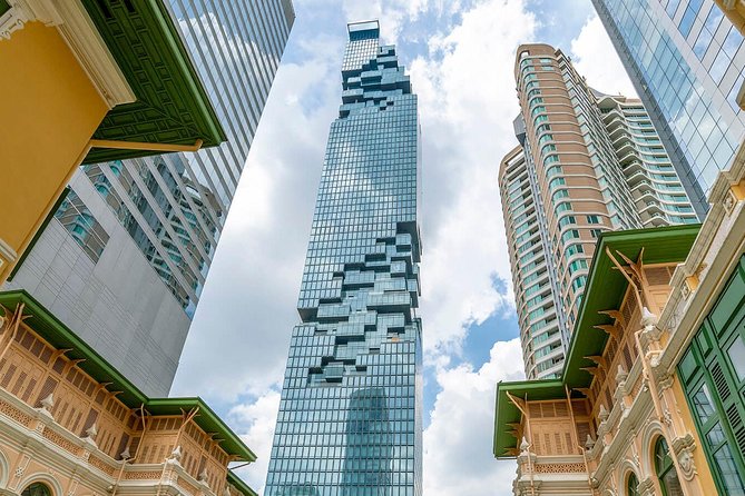Mahanakhon Building Skywalk - Free Upgrade to Rooftop - Mahanakhon SkyWalk from the street, it is all about height and angle