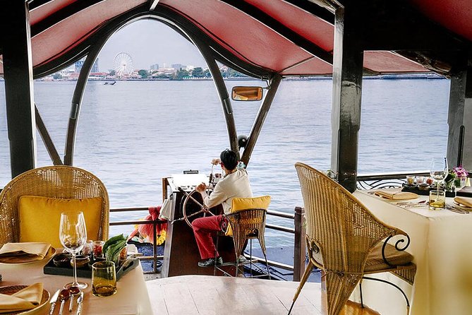 Manohra 5-Star Luxury Dinner Cruise with Pre-Canapés in Bangkok - The four-course Thai dinner: what’s included, what you should taste, and where opinions split