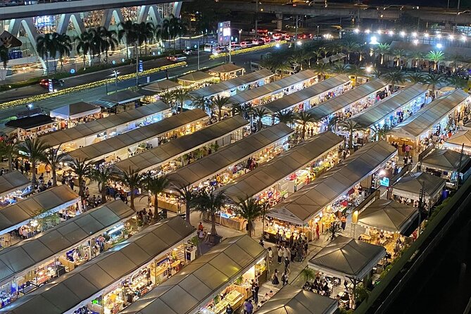Night life in Bangkok - Jodd Fairs Train Night Market(Joint) - Photos Without Losing Your Spot in the Crowd