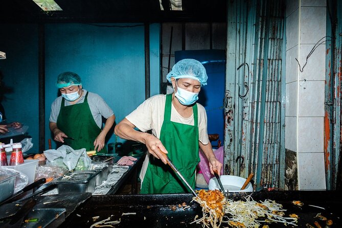 Old Siam Bangkok Food Tour with 15+ Tastings - Stop 3: Finishing outside Nang Loeng, and planning your ride home