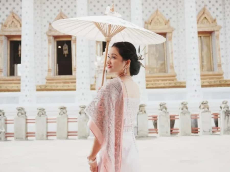 Photoshoot in Thai Costume - Thai costume photos at Wat Arun, the real appeal