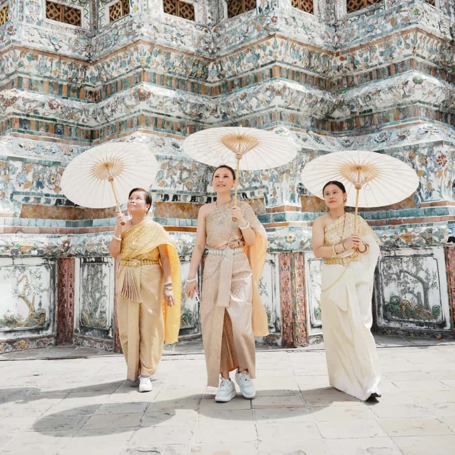 Photoshoot in Thai Costume - The staff and photographers, what to expect from direction