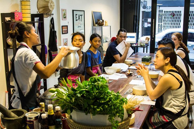 Pink Chili - Thai Cooking Class and Market Tour in Bangkok - Cooking Class Flow: From Wok Skills to Full-Meal Confidence