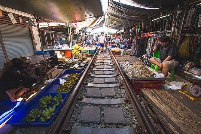 Private Amphawa & Maeklong Railway Market Day Tour with Fireflies - Timing and logistics: why the 7-hour day feels manageable
