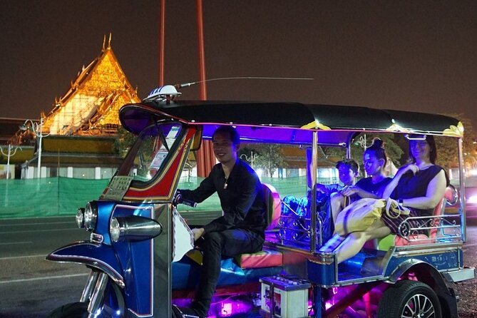 Private Bangkok Night City Tour by Tuk-Tuk with Thai Food - Wat Arun at night: Temple of Dawn in full lighting mode